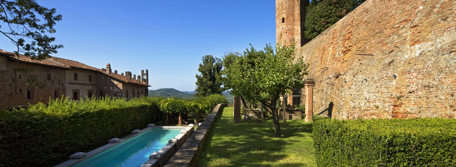 Piscina e giardino del Castello di Gabiano