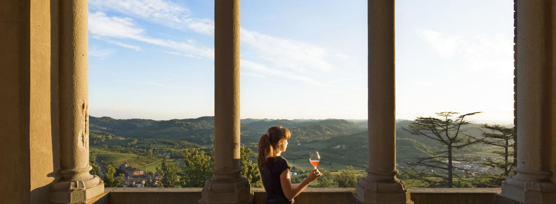 Wine tasting under the arcades of the medieval village of the Castello di Gabiano