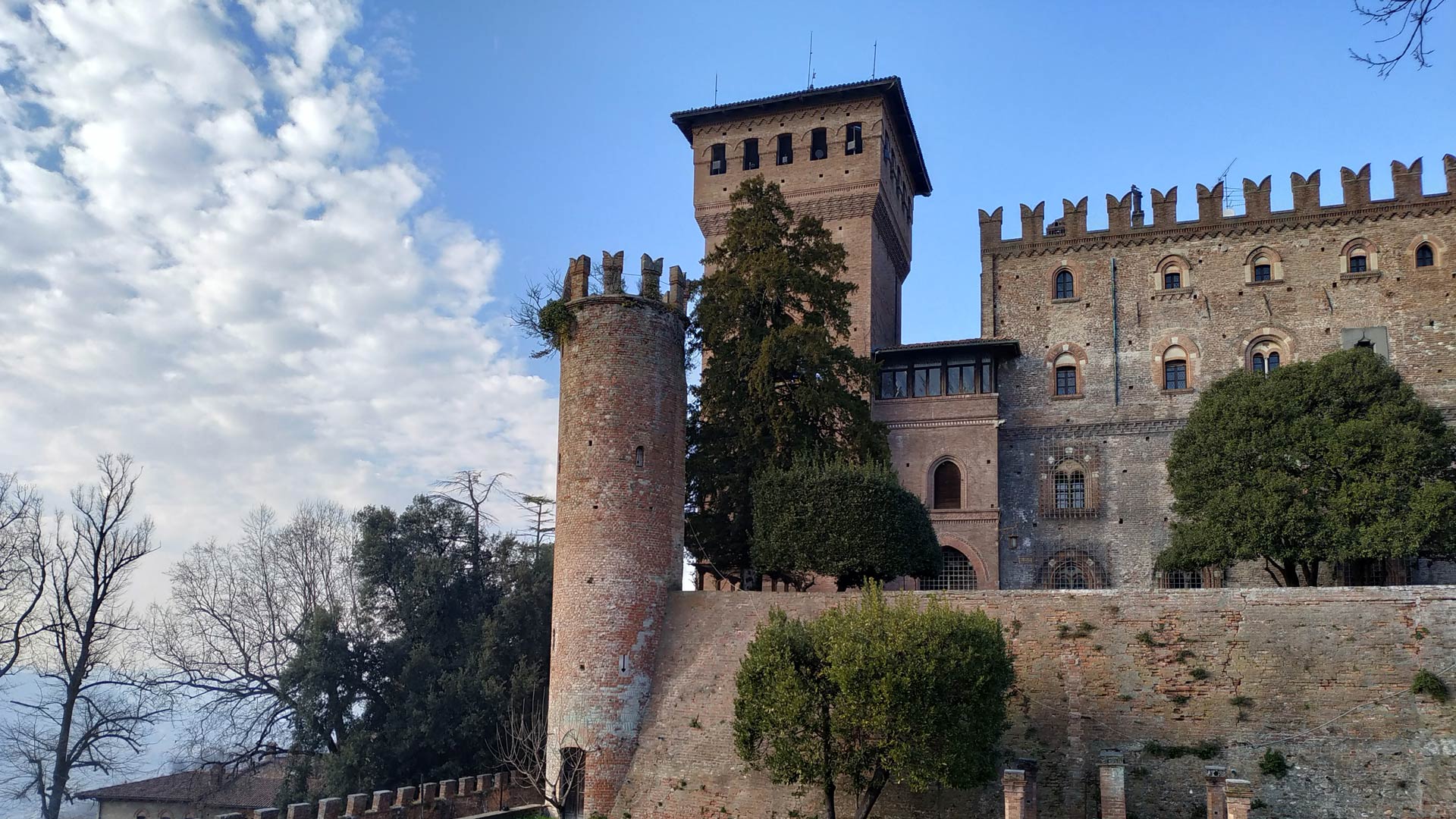 Photo of the walls of the Castle of Gabiano